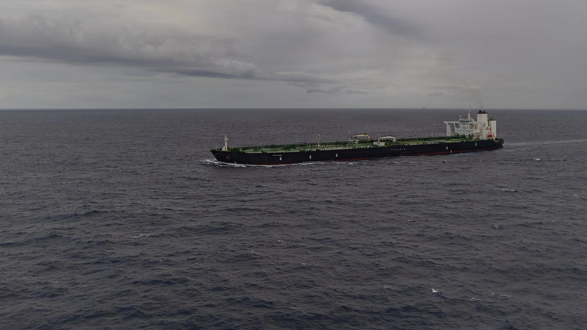 Ein Tanker in offener See vor Musandam, Oman, als Illustration des kommerziellen Schiffsverkehrs nahe der Straße von Hormus.