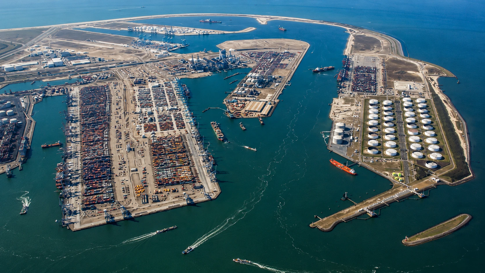Containerumschlag-Infrastruktur am Maasvlakte-Terminal im Hafen Rotterdam.